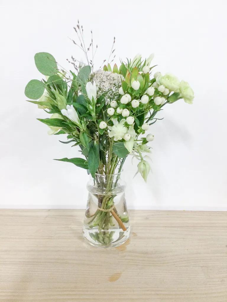 【世界のお花の定期便】月×2回の1年分のブーケ。 お花のサブスクギフト(定期便) | HitoHana（ひとはな）