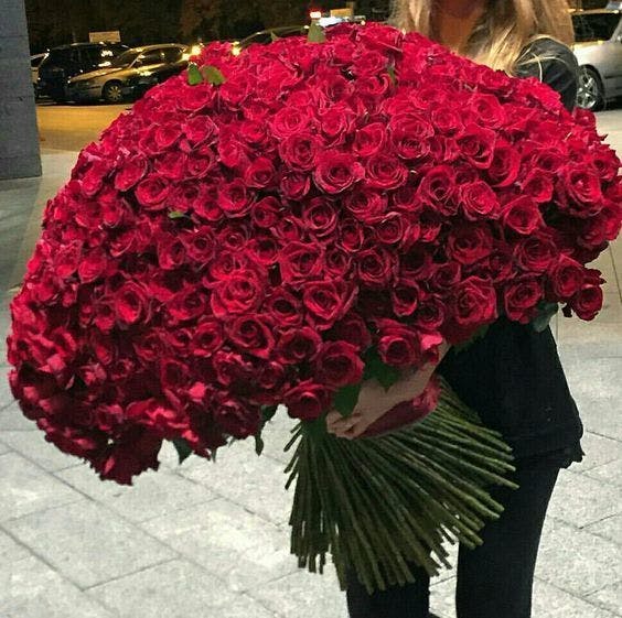 バラの本数や色には意味がある プロポーズ お誕生日 還暦のお祝いなど特別な日に贈る赤いバラの花束特集 ひとはなノート