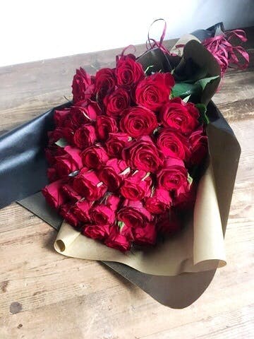 バラの本数や色には意味がある プロポーズ お誕生日 還暦のお祝いなど特別な日に贈る赤いバラの花束特集 ひとはなノート