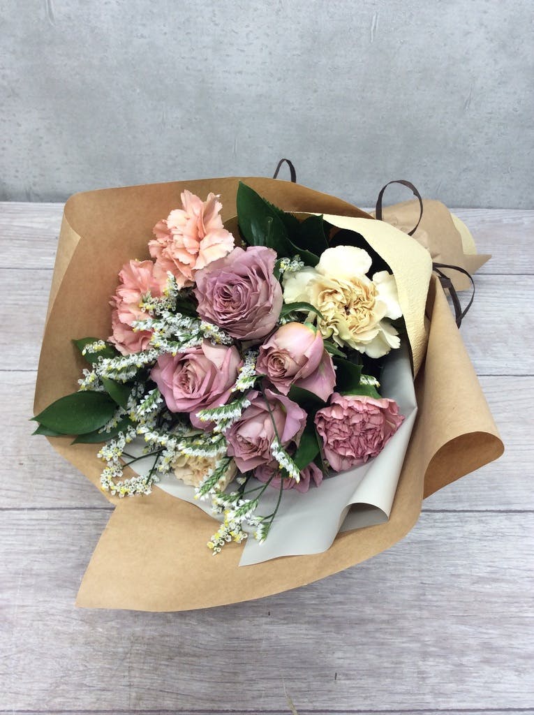 安い割引 パリスタイルの花屋バラ（パステルカラー）とグリーンの花束誕生日・送別・退職祝いに 各種お祝い・記念日に