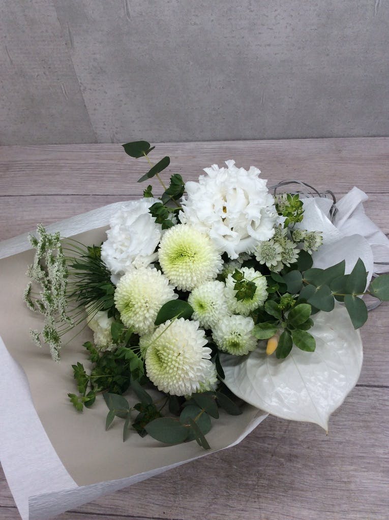 お供え花 花束 ホワイト M | 花束ならHitoHana(ひとはな)