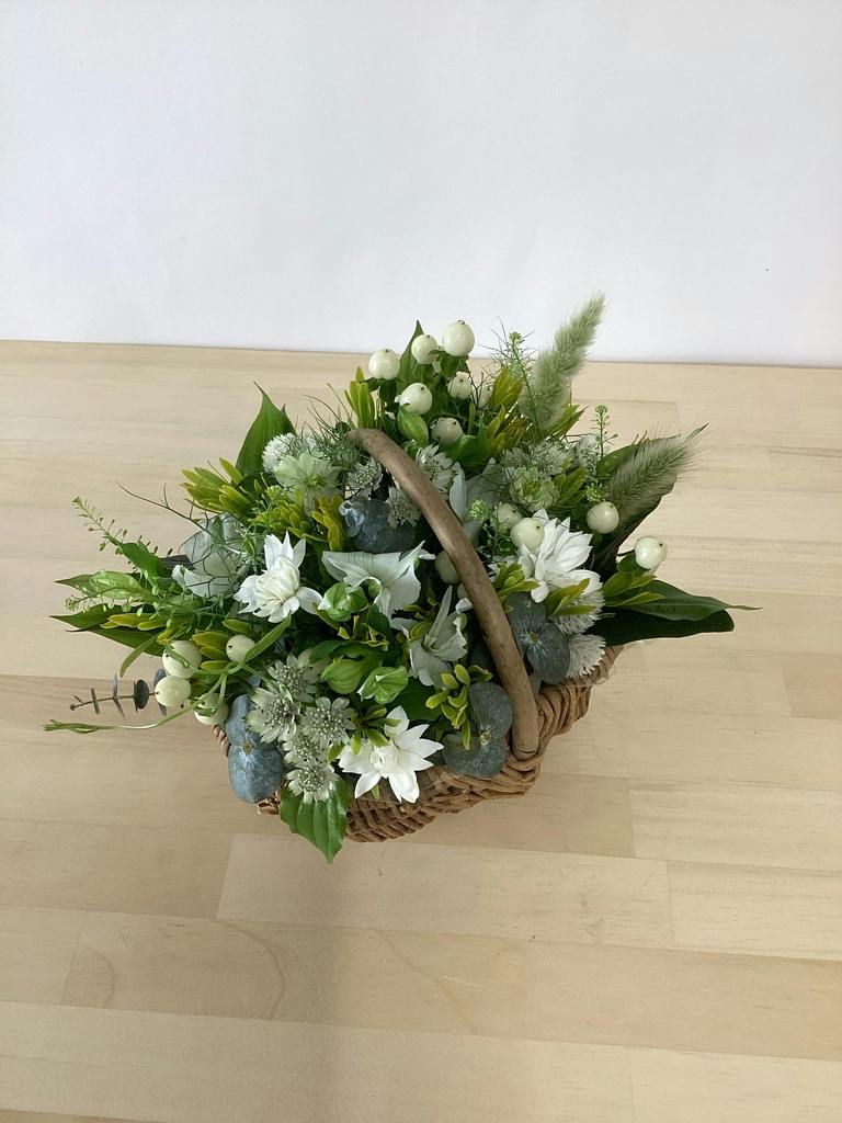真っ白な花たちとグリーンのバスケットアレンジメント 草花系 アレンジメント ホワイト M ラウンドバスケット