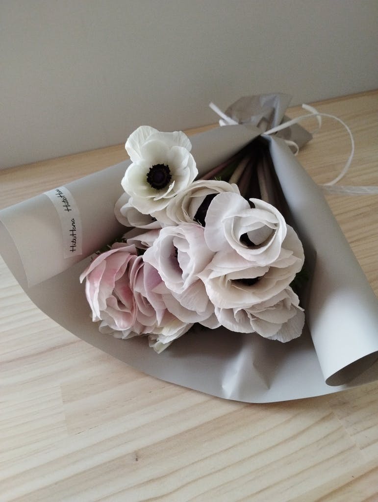 産地直送 アネモネ 花束 ホワイトブラックセンター Ⅿ （12本入り