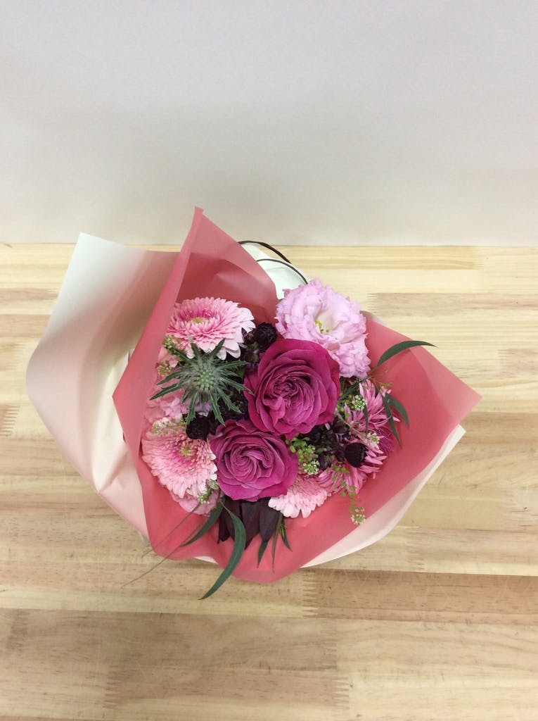 陽春の花束 ガーベラとバラ ピンク S | 花束ならHitoHana(ひとはな)