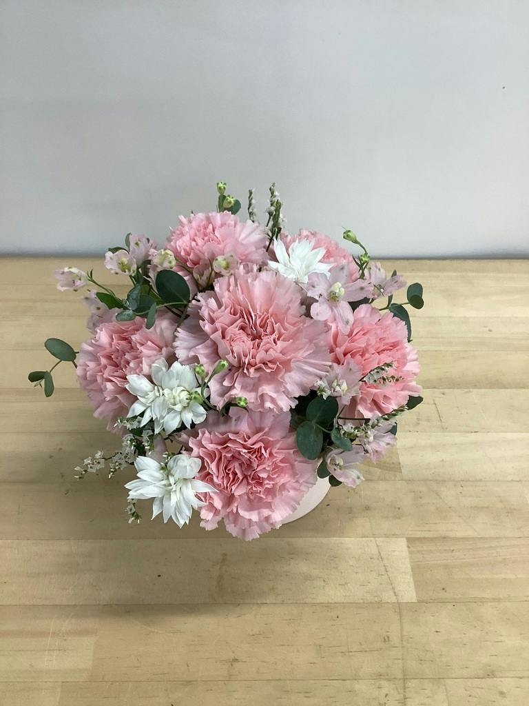 カーネーション アレンジメント ピンク M ラウンドバスケット
