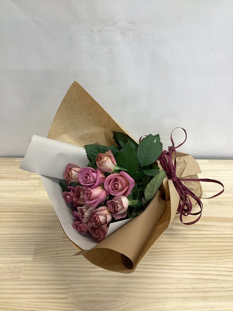 バラ 12本ブーケ ブラウン | 花束ならHitoHana(ひとはな)