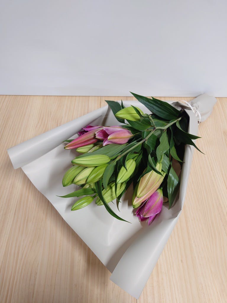 ユリの花束・ブーケ | 花束ならHitoHana（ひとはな）