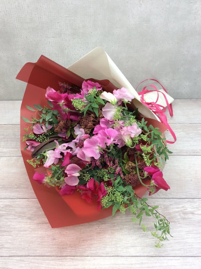 花　アートフラワーブーケ　赤いスイトピー　プレゼント　パーティー スイトピーのクラッチブーケ190729te | ブリザーブドフラワーの