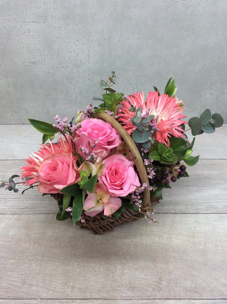 ピンクの造花 バスケットアレンジメント e19845fdd8d647049e2c2055f34c69