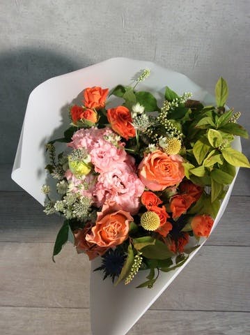 【母の日】バラの入った季節の花束 オレンジ・ネイビー M