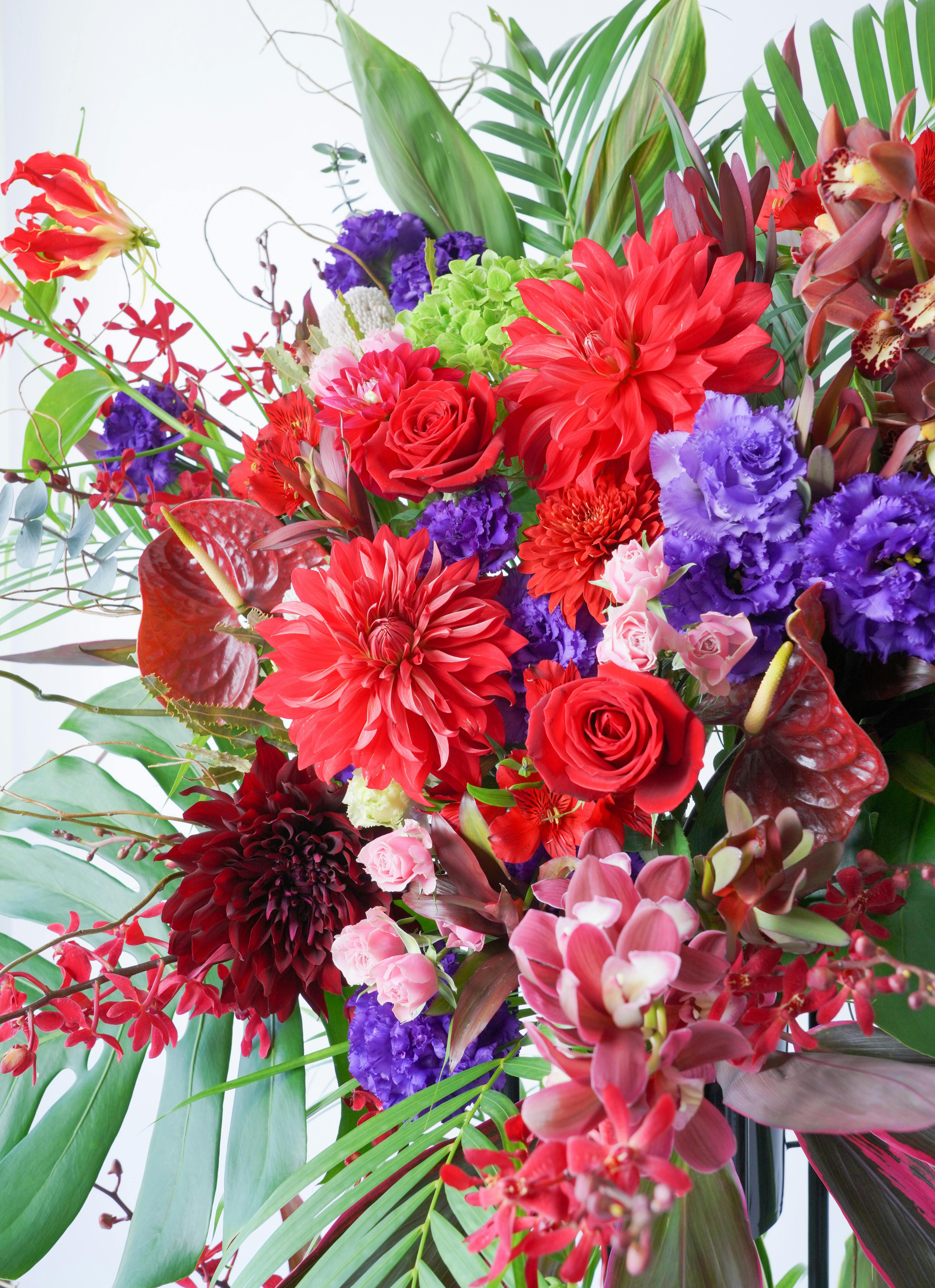 全国配送】赤系 フローリストにおまかせ 季節のお祝いスタンド花