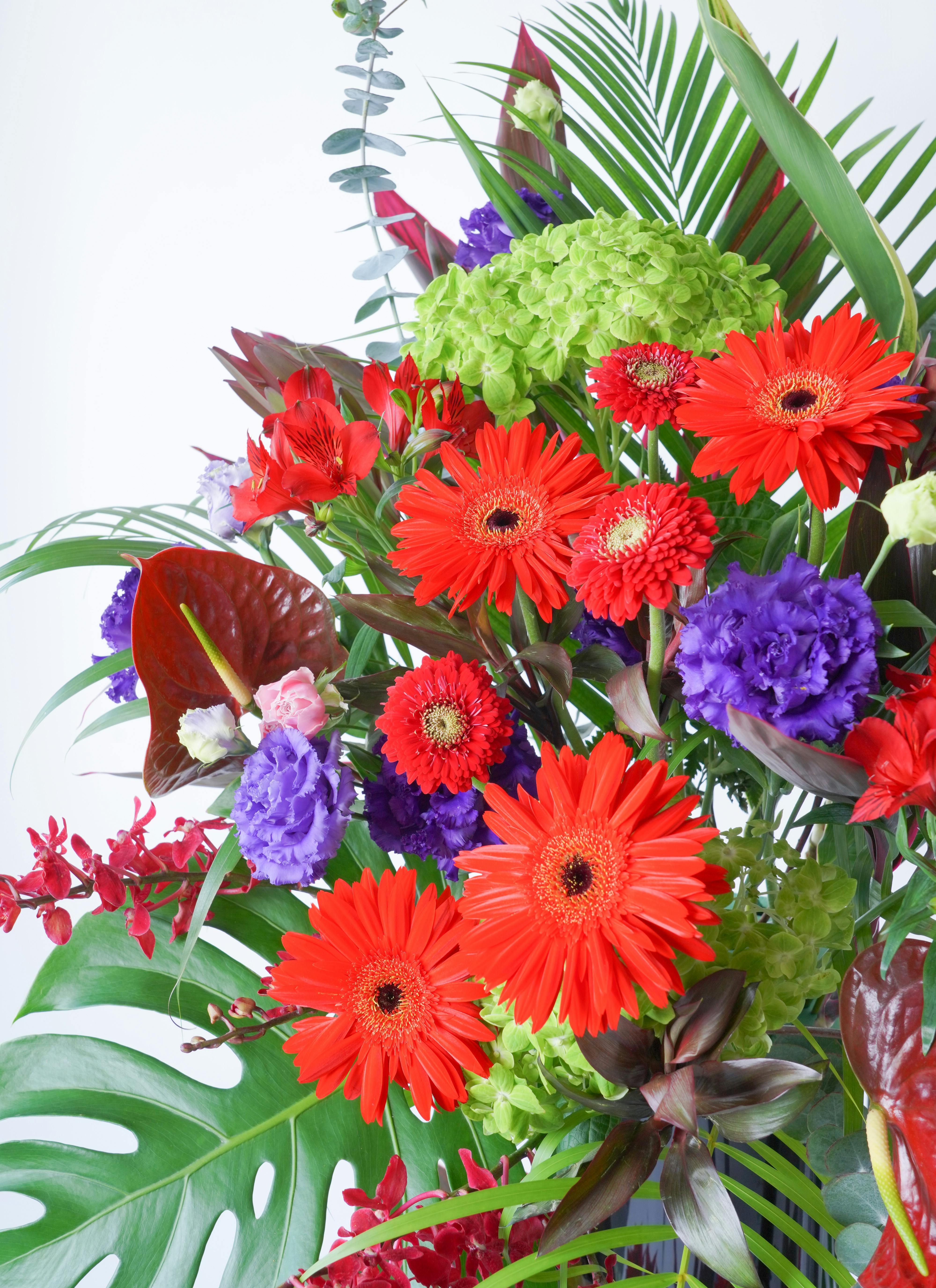 全国配送】赤系 フローリストにおまかせ 季節のお祝いスタンド花