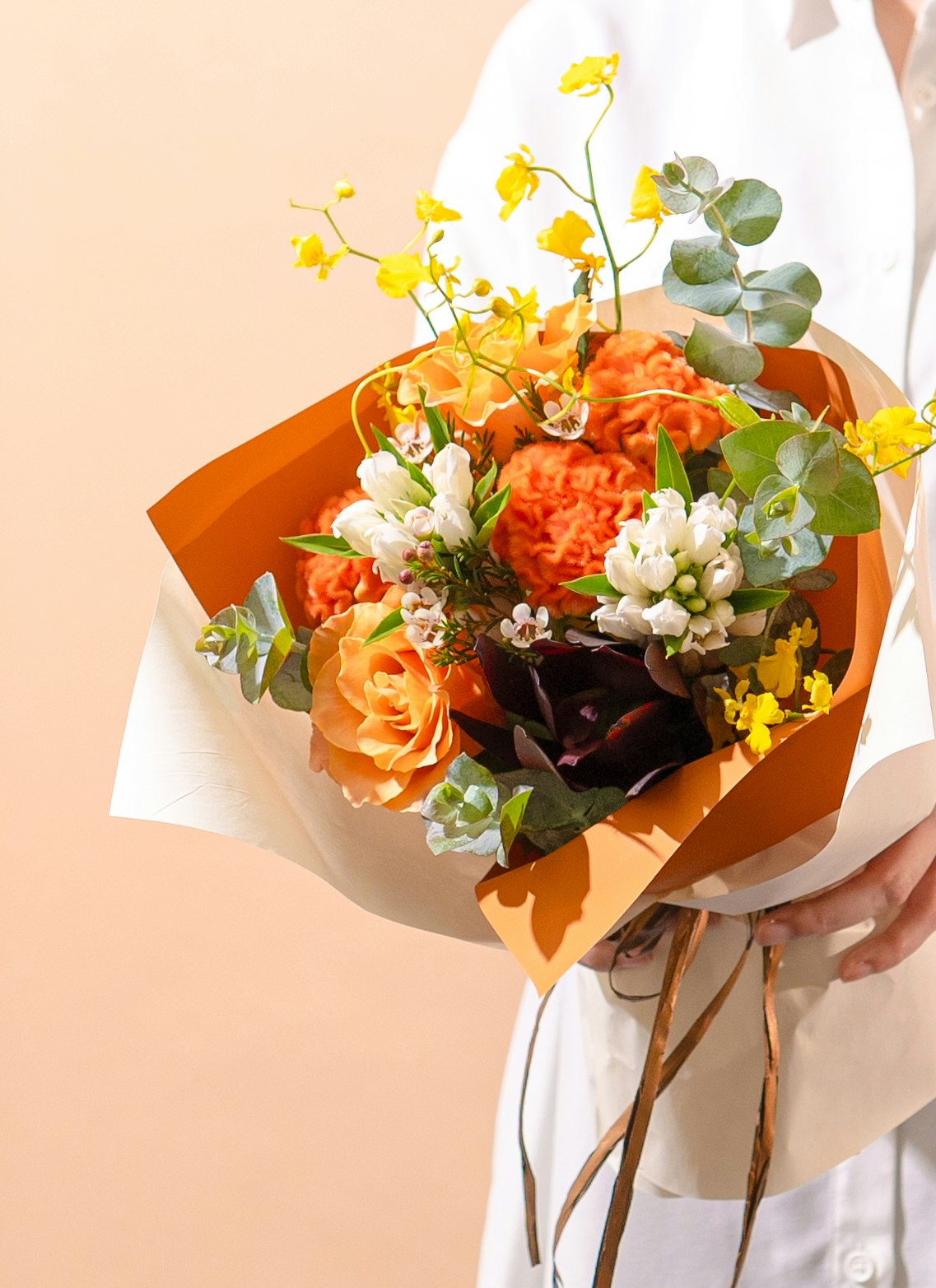 初秋の花束 バラとケイトウのブーケ オレンジ S 花束ならHitoHana(ひとはな)