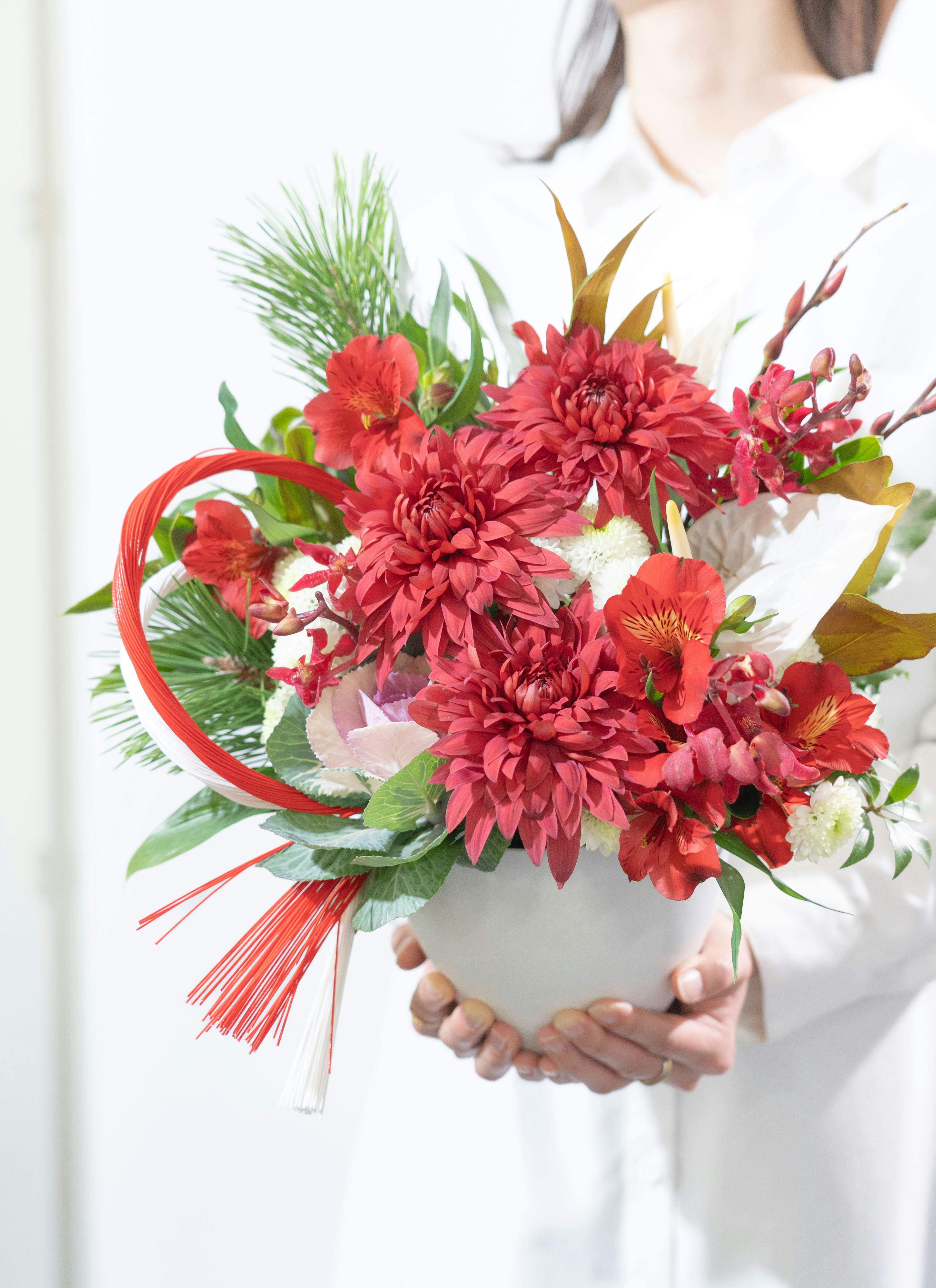 お正月 アレンジメント レッド・ホワイト M | アレンジメントなら