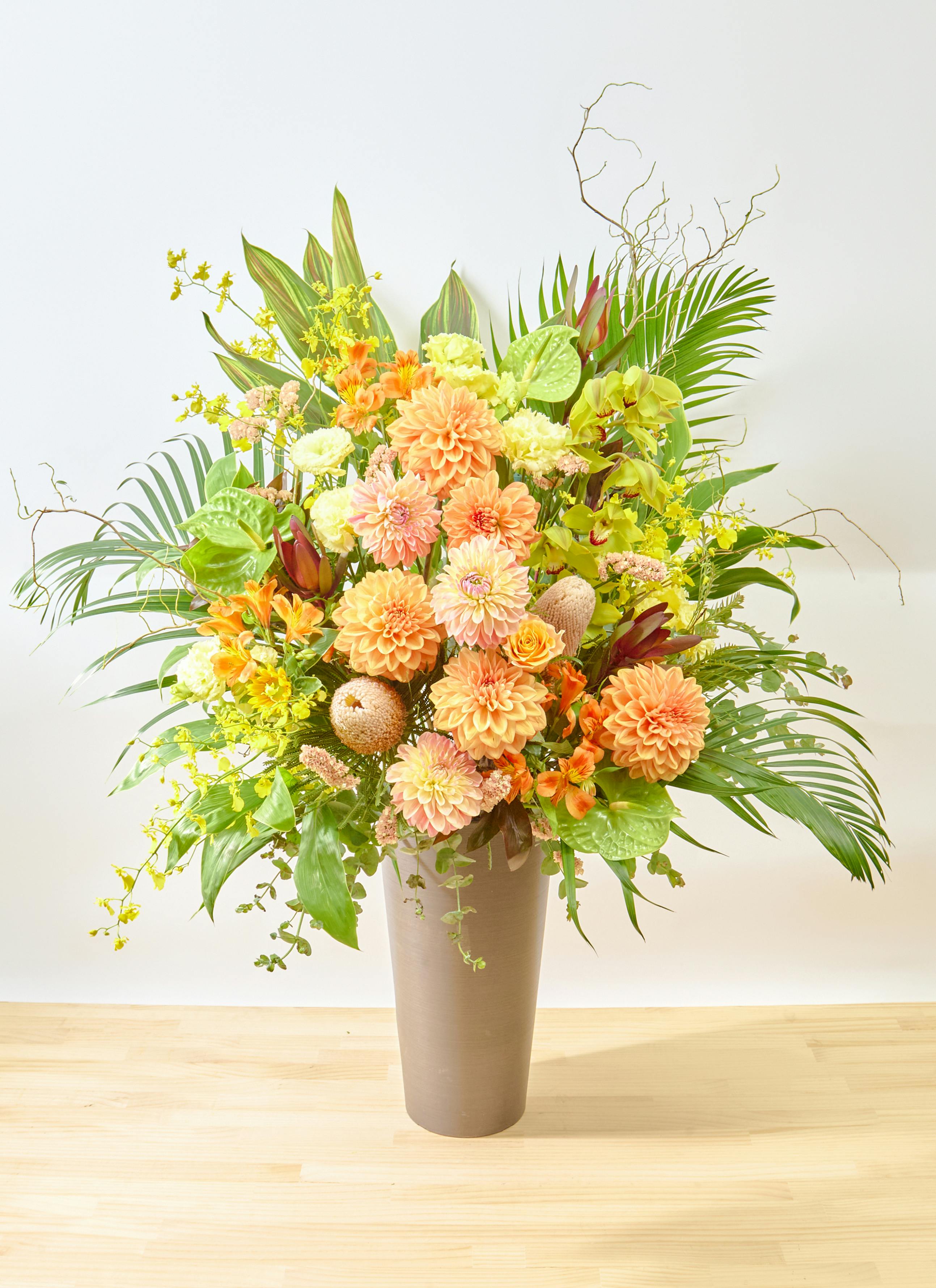 お祝い花 季節の豪華アレンジメント イエロー・オレンジ系 33,000円 床