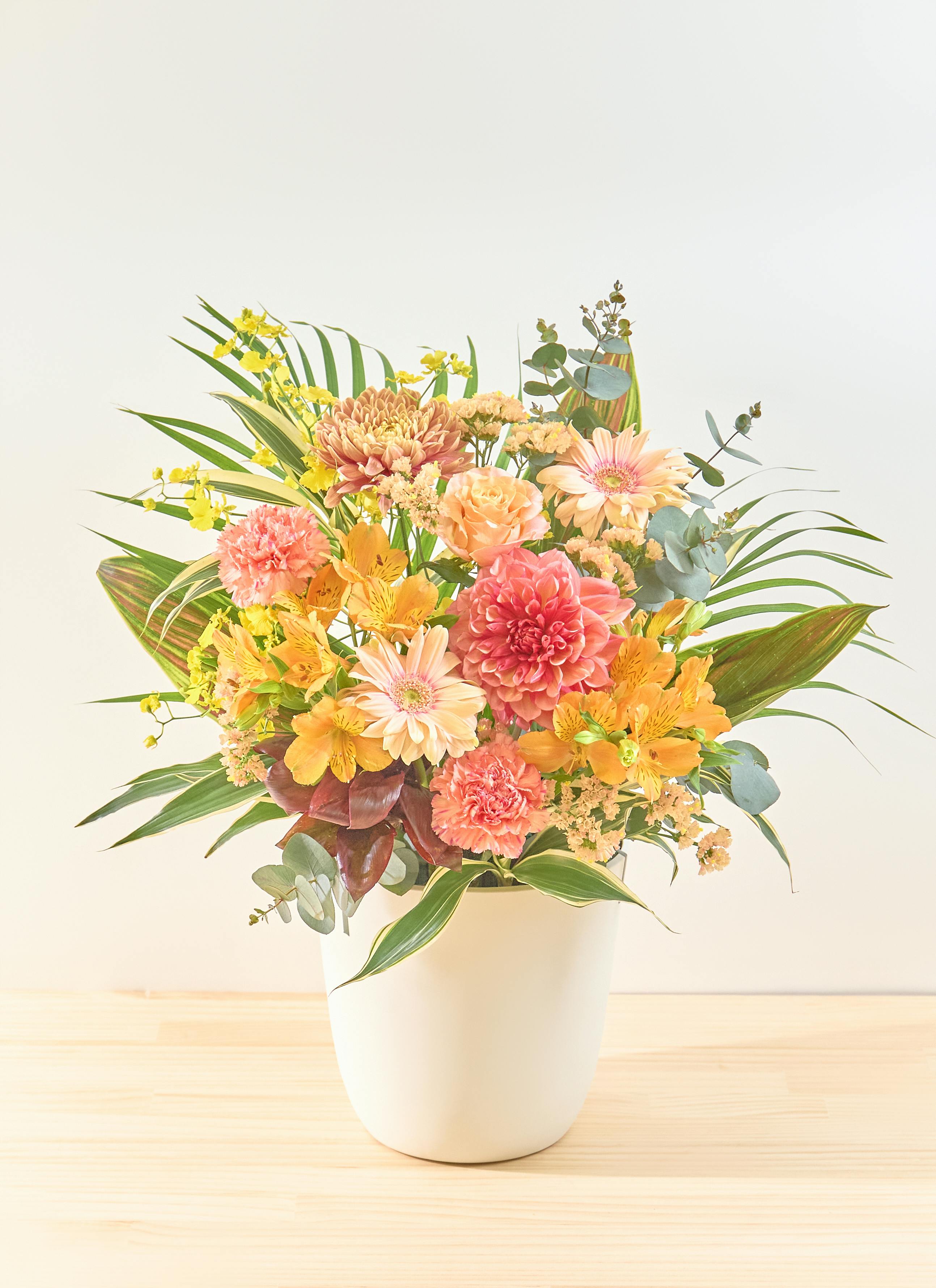 お祝い花 季節の豪華アレンジメント フローリストにおまかせ