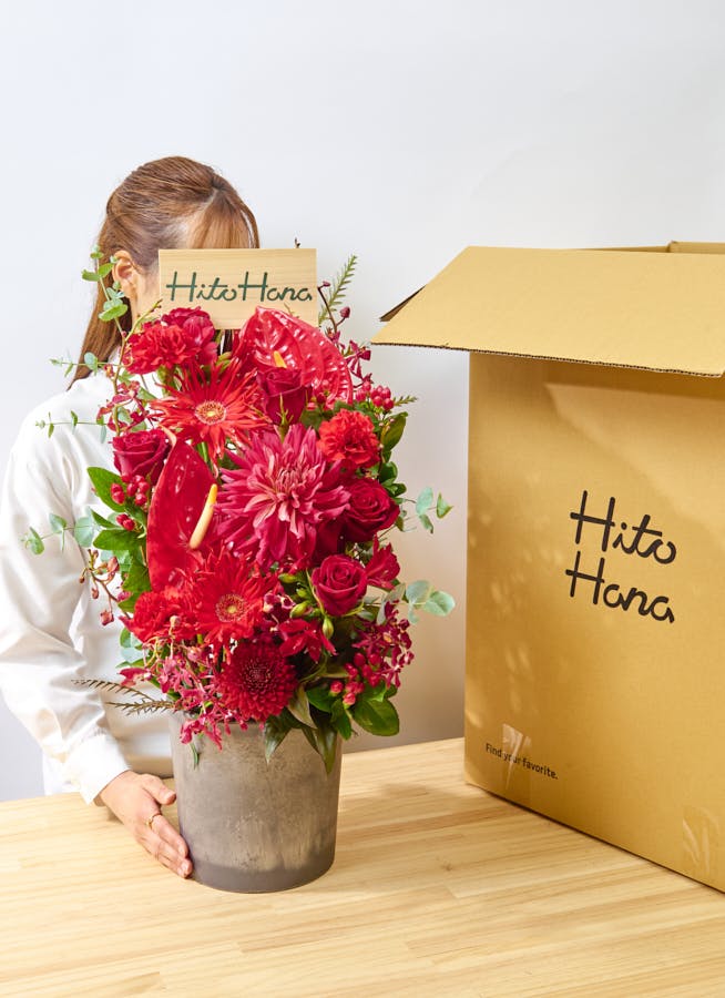 お祝い花 季節の豪華アレンジメント レッド系 16,500円 テーブル