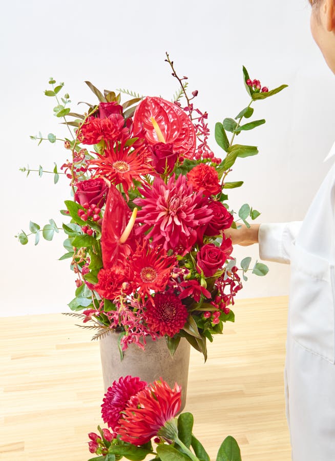 お祝い花 季節の豪華アレンジメント レッド系 16,500円 テーブル