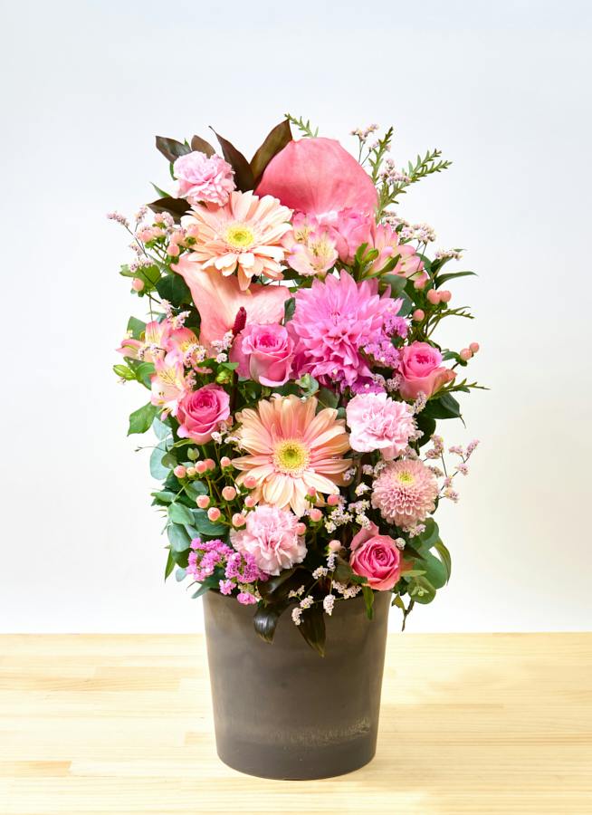 お祝い花 季節の豪華アレンジメント ピンク系 16,500円 テーブル
