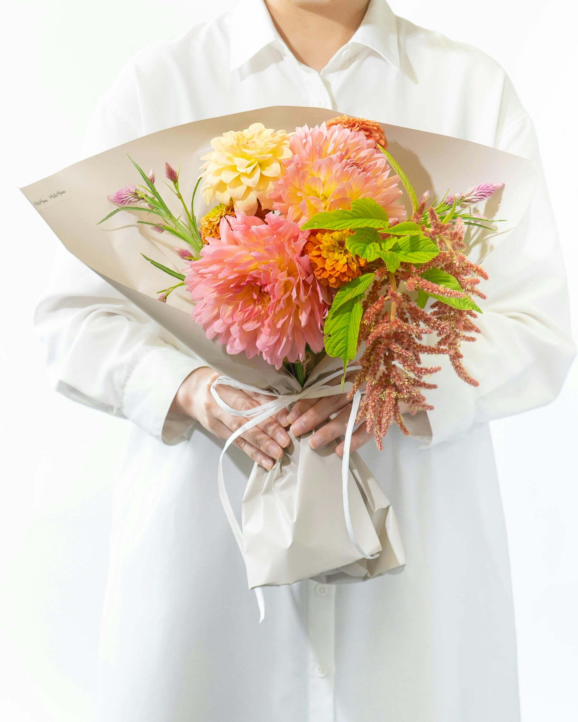 ベーシックギフト 花束 白とオレンジ プレゼント インテリア 花ZIUNKJEK 61qOYpVeh4L._UF350,350_QL50_.jpg