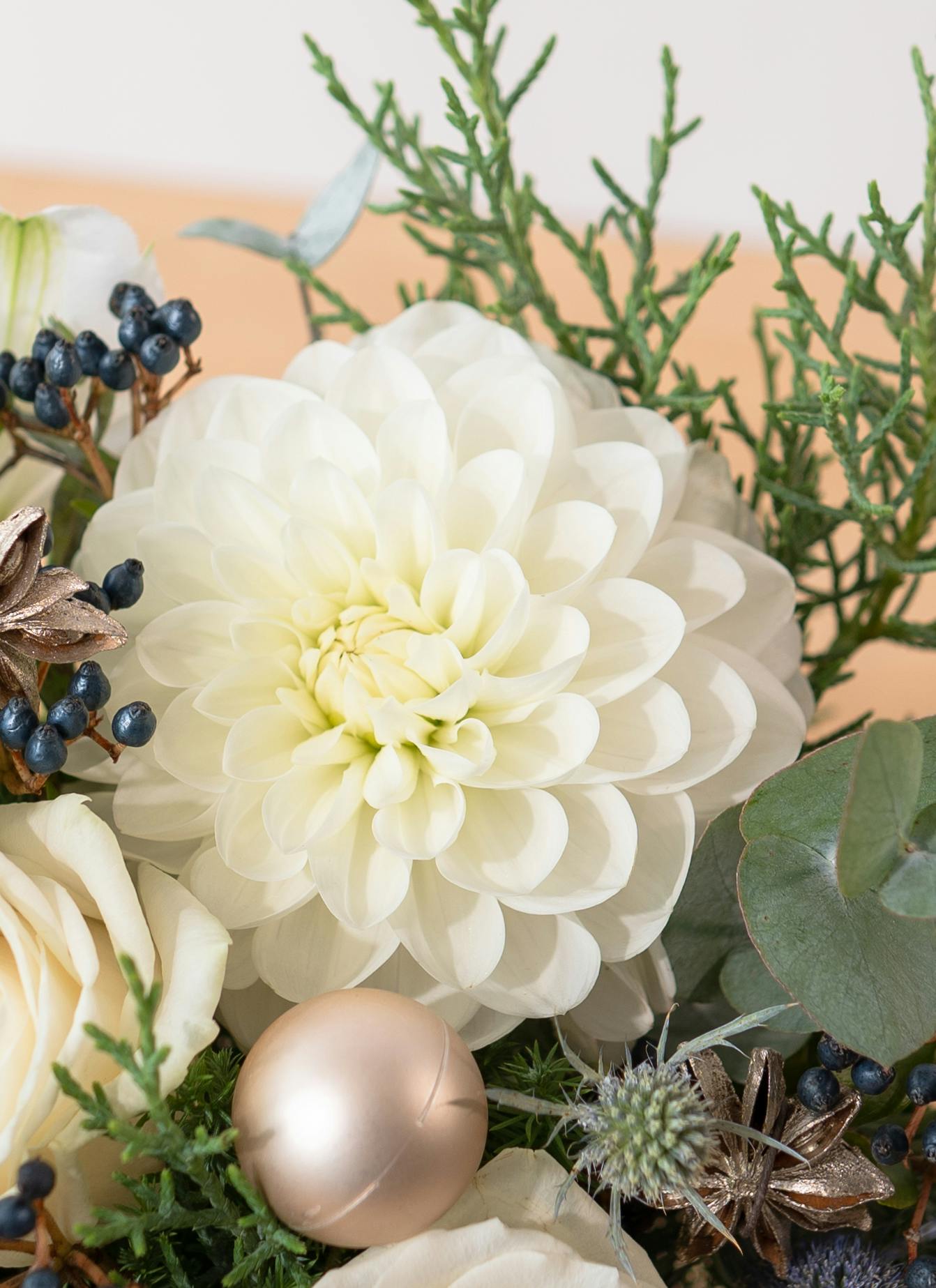 冬のアレンジメント バラ ホワイト M | アレンジメントならHitoHana