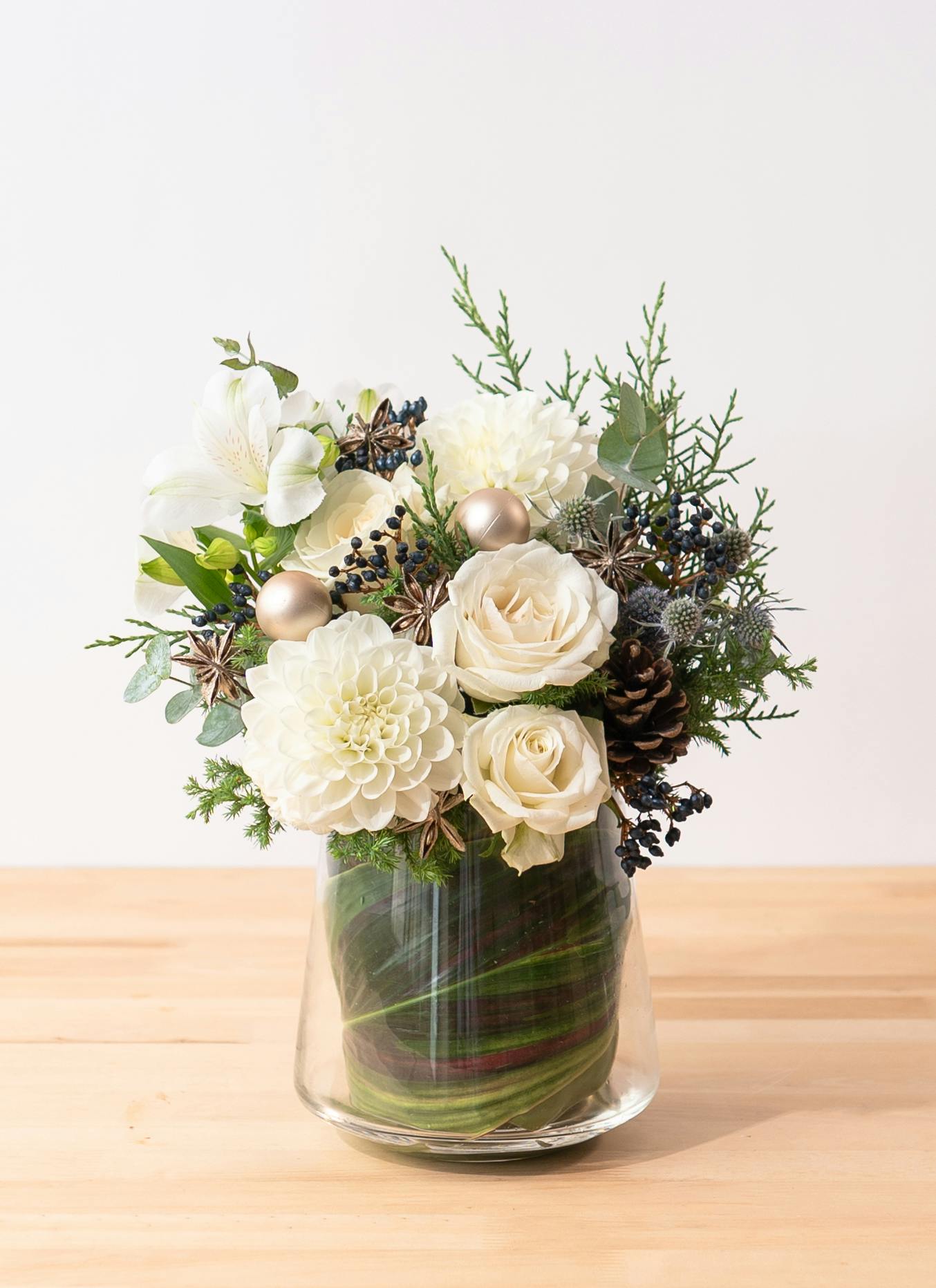 冬のアレンジメント バラ ホワイト M | アレンジメントならHitoHana