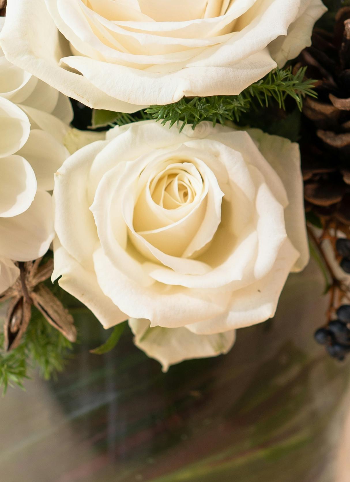 ホワイトバラの造花アレンジメント 大きめ 楽天市場】造花 フラワーアレンジメント インテリア 白 バラ 開店祝い