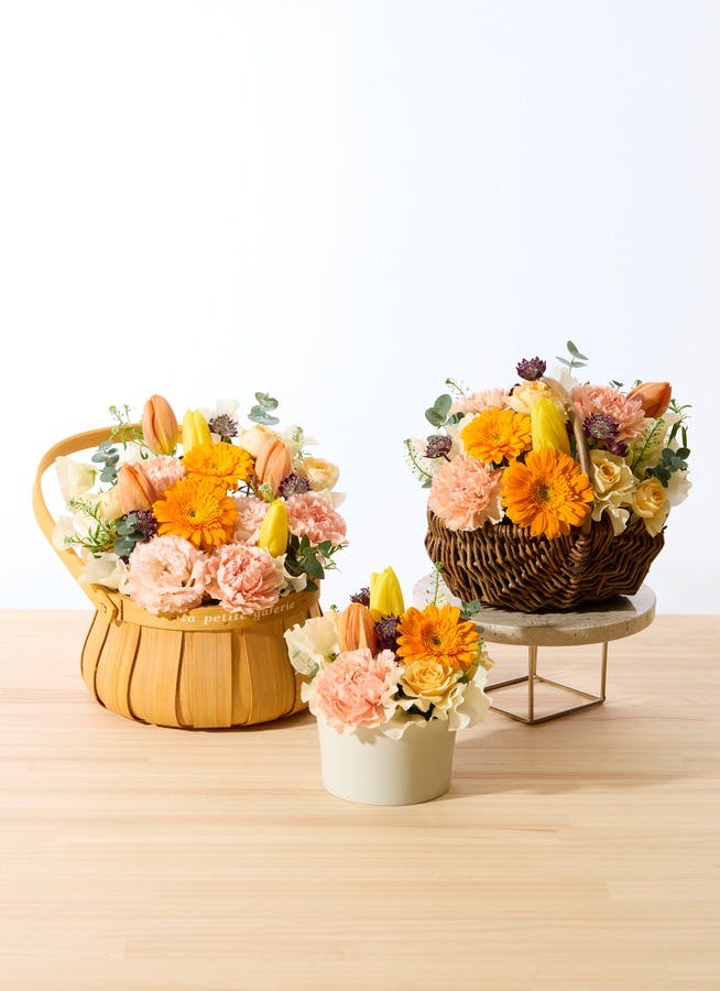 立春のアレンジメント チューリップとガーベラ オレンジ カップ