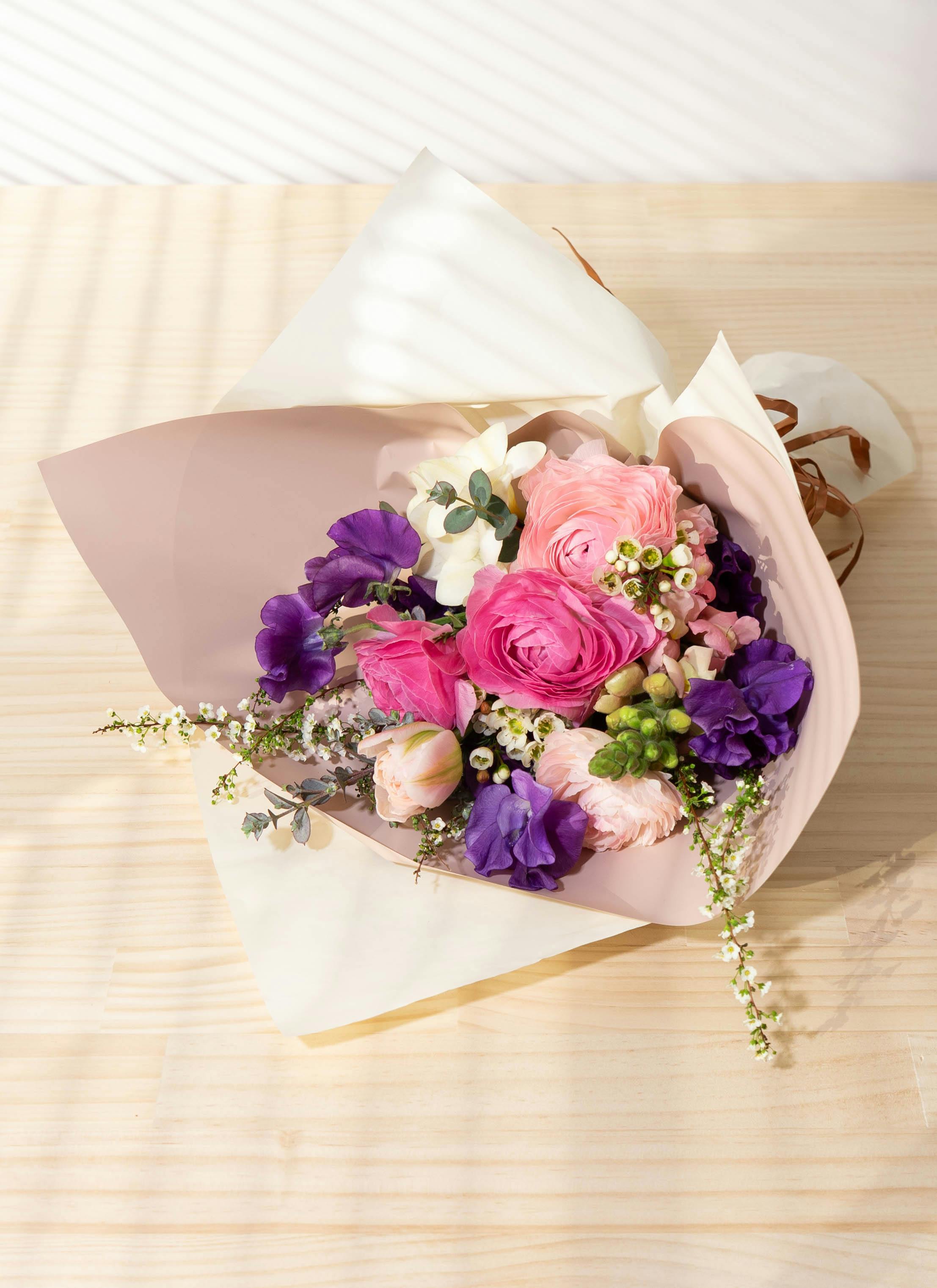 春の花束 ラナンキュラス ピンク S | 花束ならHitoHana(ひとはな)