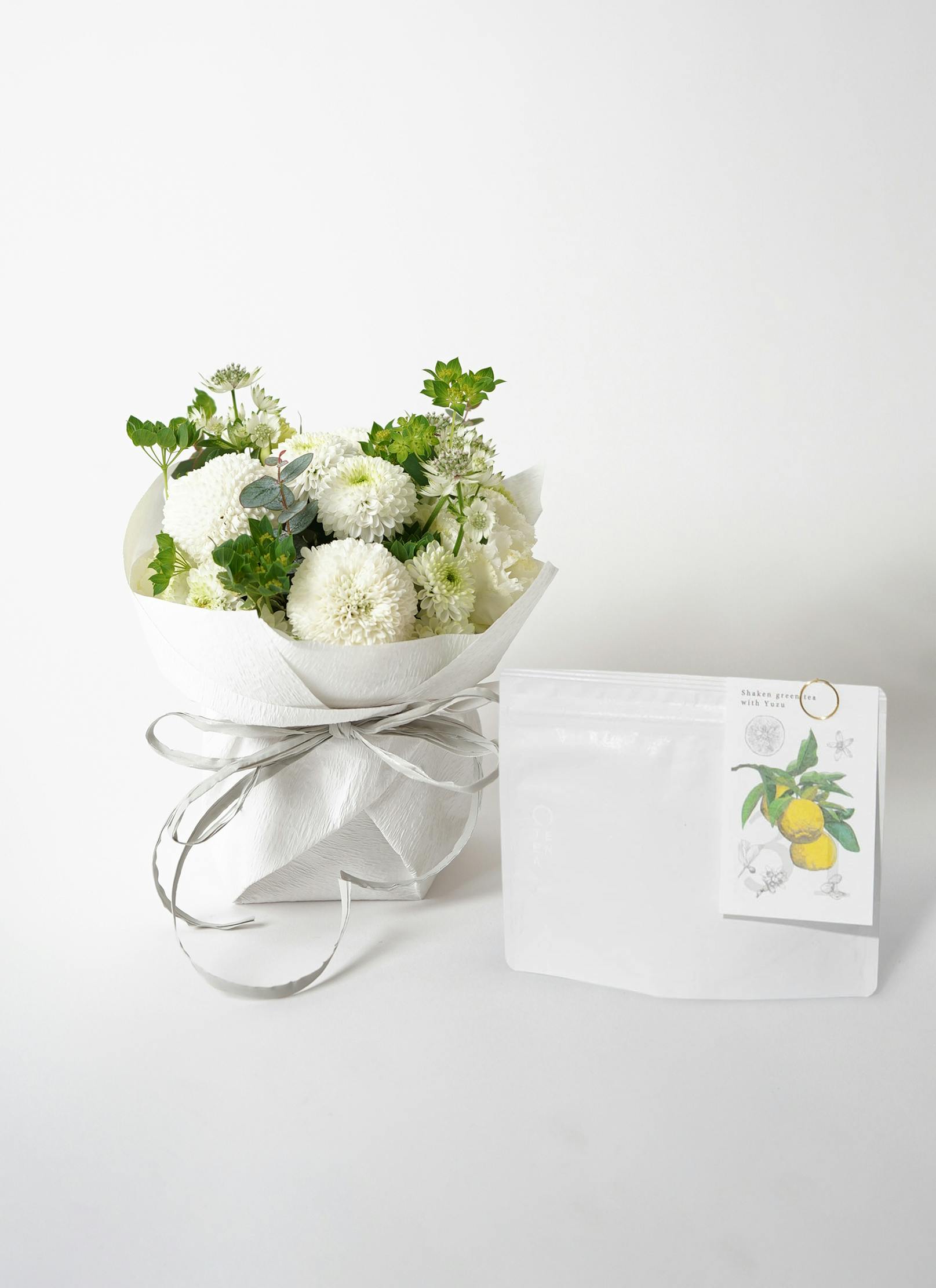 ＊*..爽やかな彩りのお花を添えたナチュラルアレンジ＊°..お花の贈り物 お盆のお供え花とお菓子やお線香のセット | HitoHana（ひとはな）