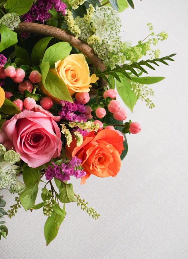 バラ アレンジメント ミックス S 編み込みバスケット | アレンジメント