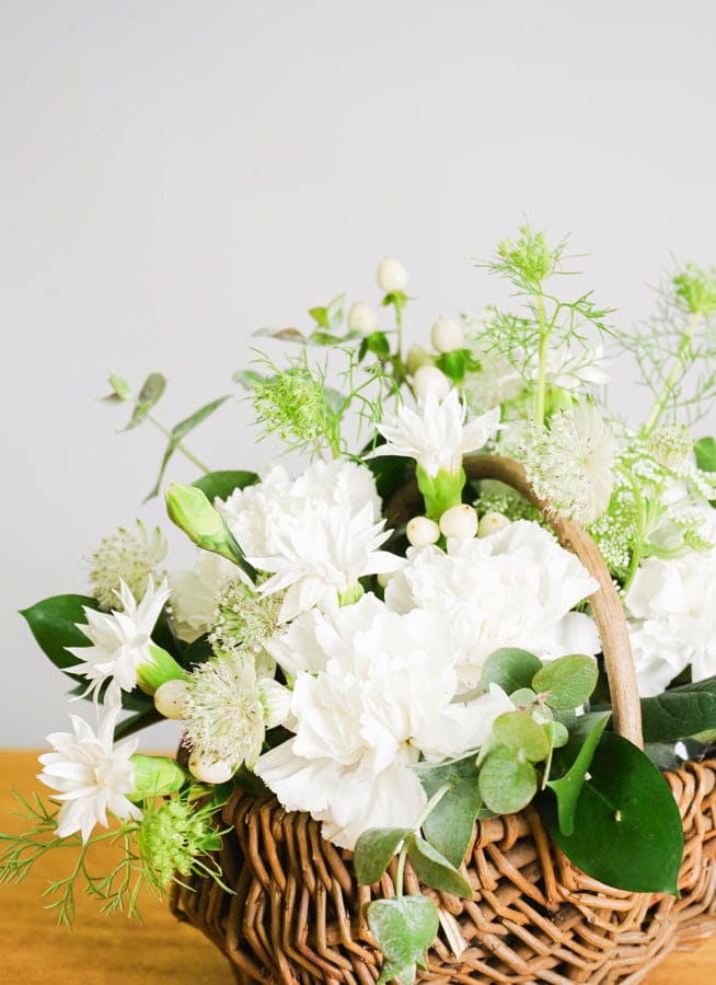 カーネーション アレンジメント ホワイト S 編み込みバスケット