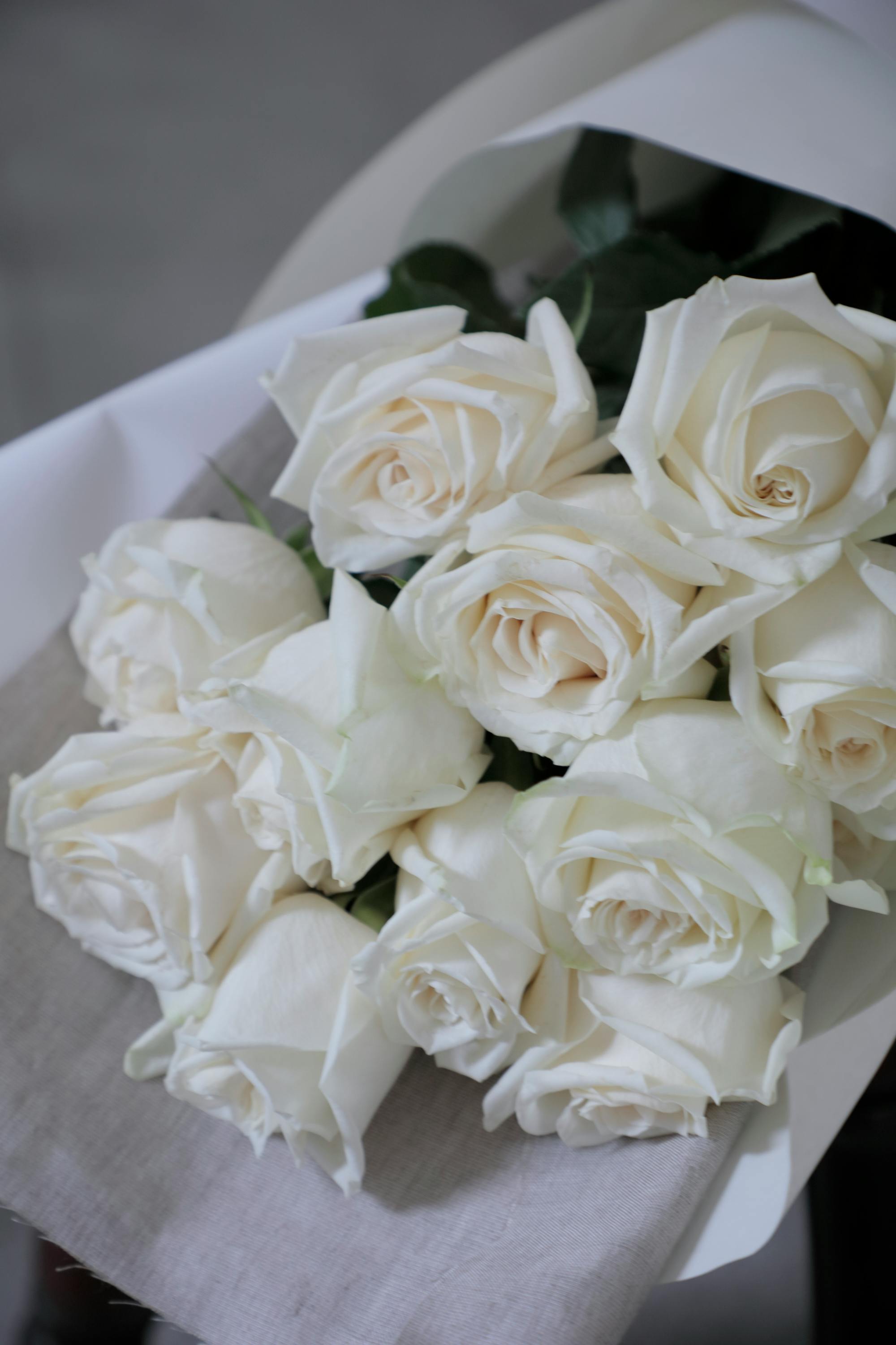 バラ 12本ブーケ ホワイト | 花束ならHitoHana(ひとはな)