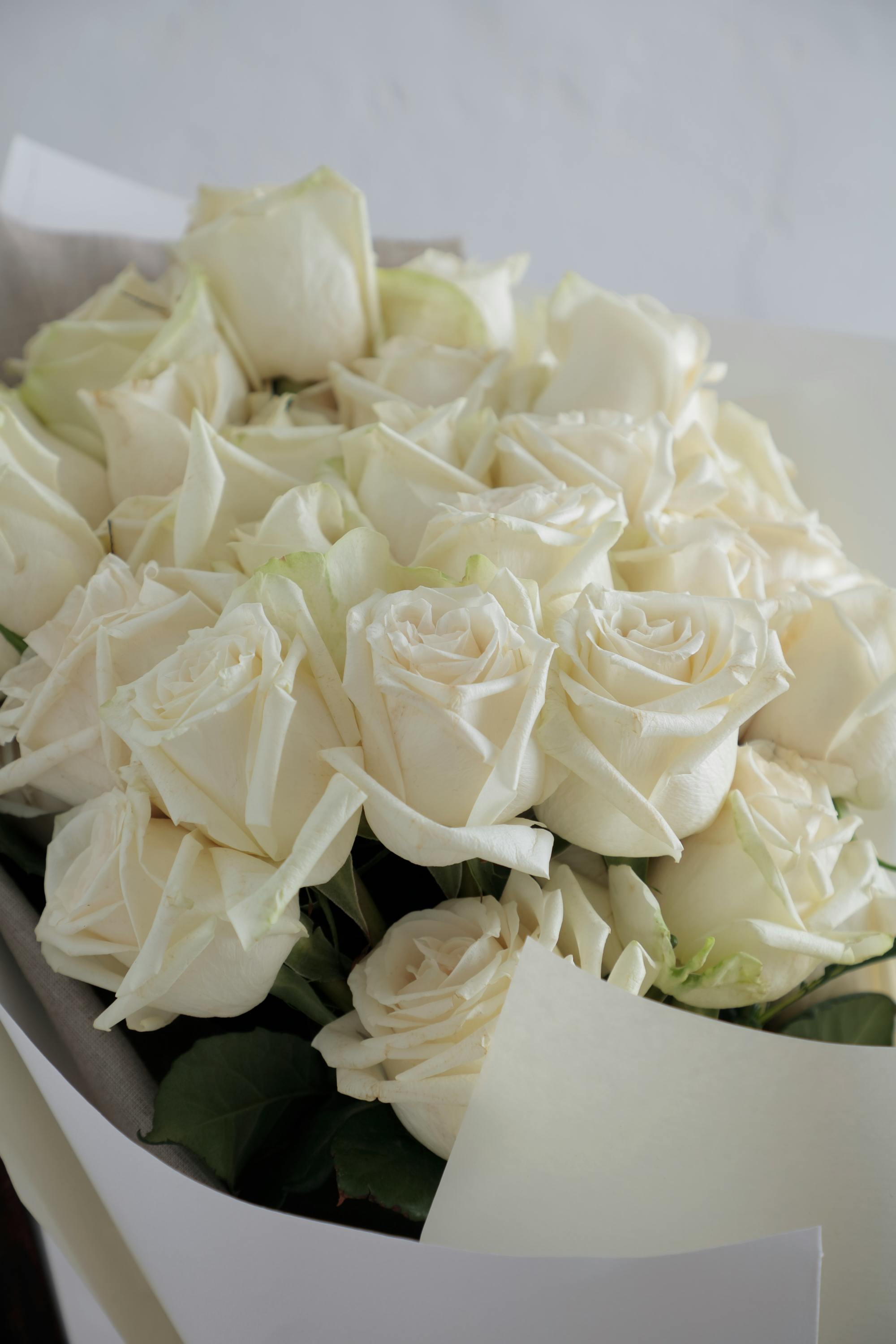 バラ 30本ブーケ ホワイト | 花束ならHitoHana(ひとはな)