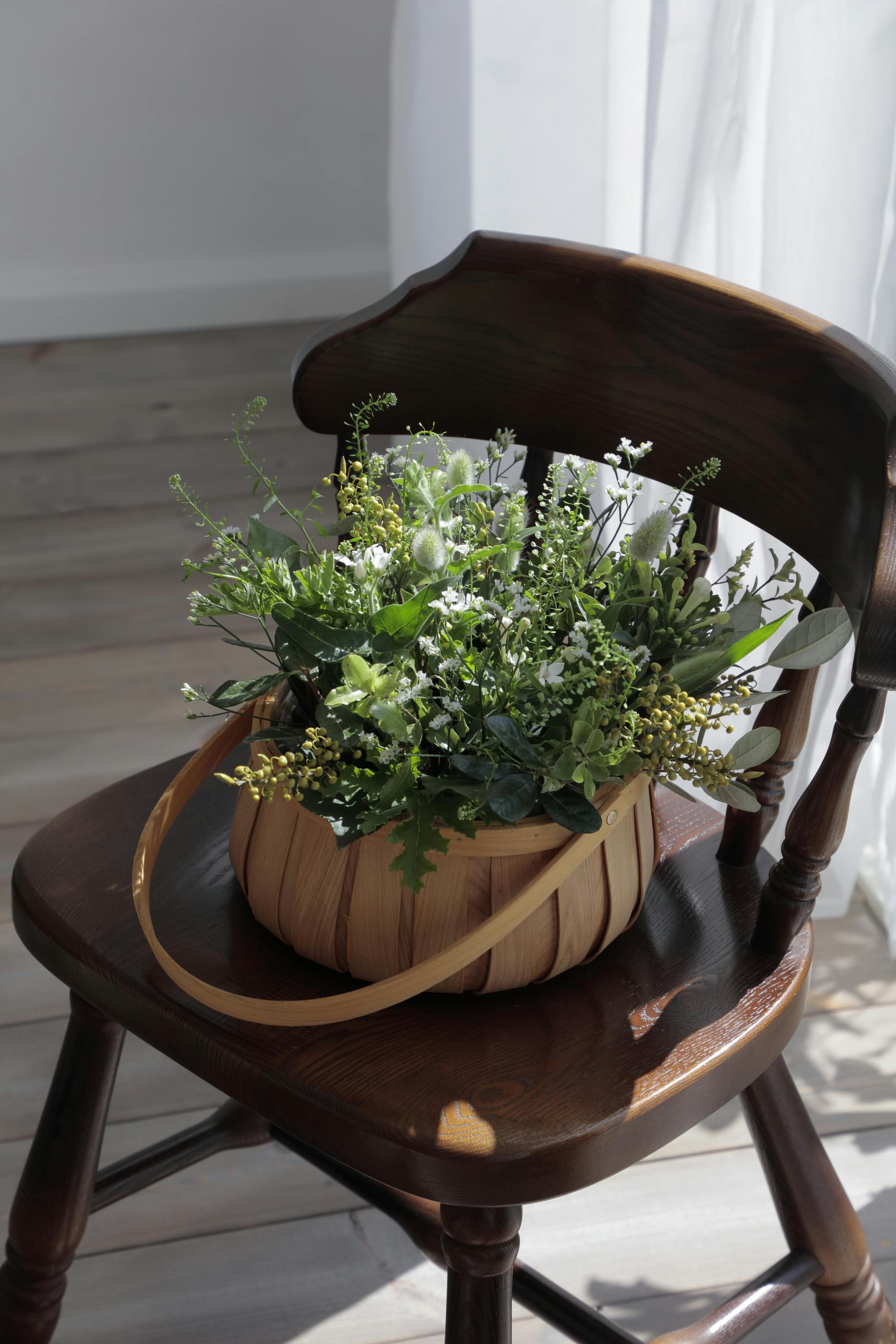 草花系 アレンジメント ホワイト M ラウンドバスケット