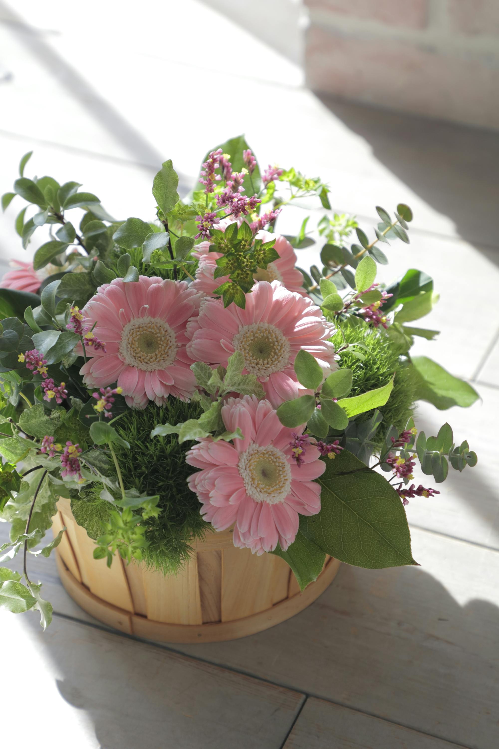 ガーベラ アレンジメント ピンク SS ラウンドバスケット
