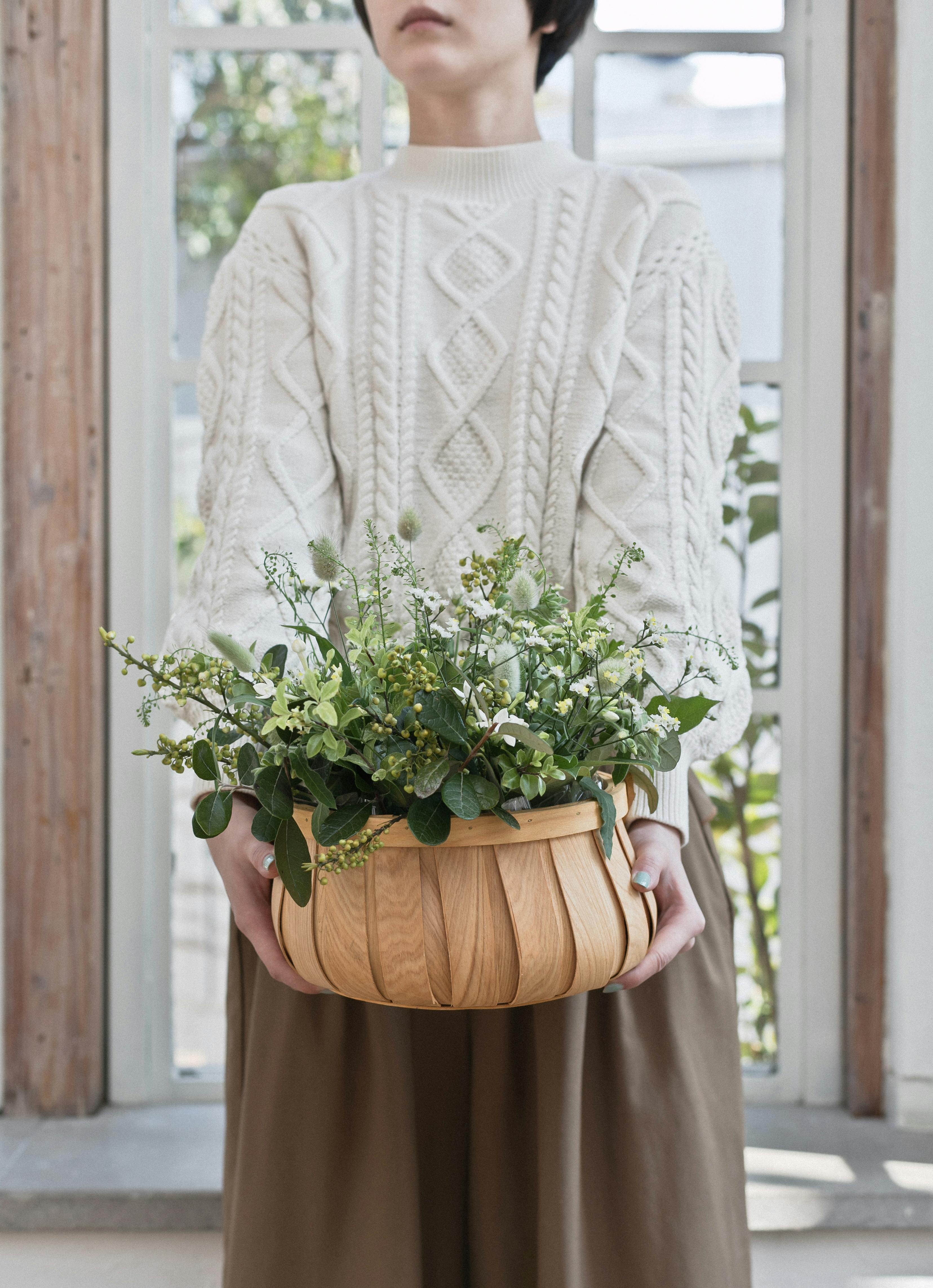 草花系 アレンジメント ホワイト M ラウンドバスケット