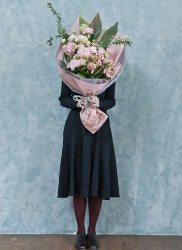 超大特価 誕生日 花 季節の花束 濃いピンクのバラとトルコ桔梗の花束 女性 開店祝い Carlavista Com