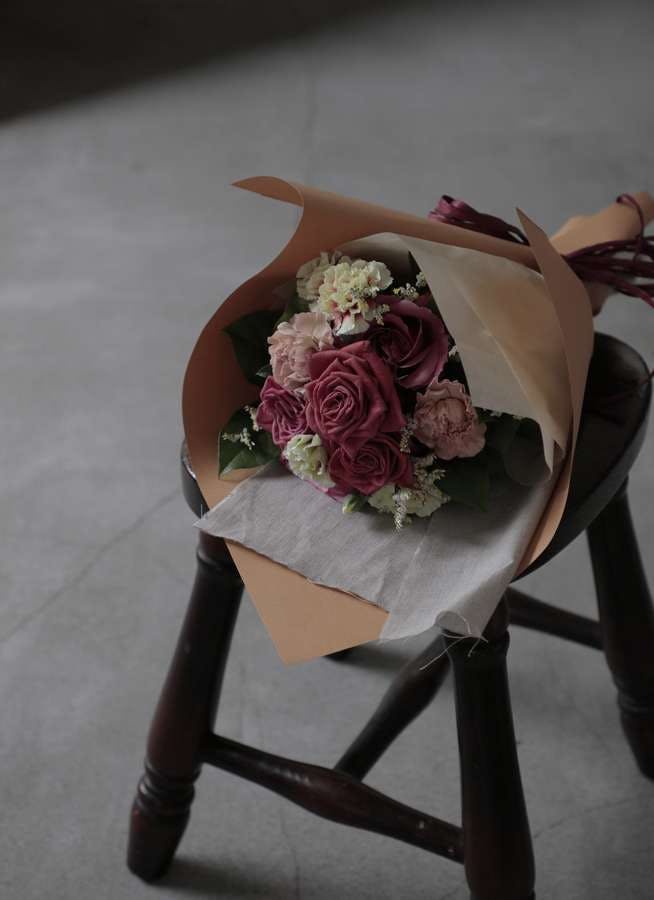 バラ 花束 ブラウン S ナチュラルブーケ 花束ならhitohana ひとはな バラ 花束 ブラウン S ナチュラルブーケ 花束ならhitohana ひとはな