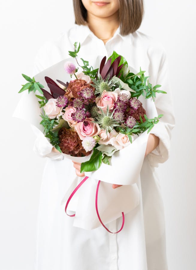 【母の日】バラの入った季節の花束 ピンク・ブラウン M