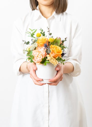 【母の日】バラの入った季節のアレンジメント オレンジ・ネイビー XS