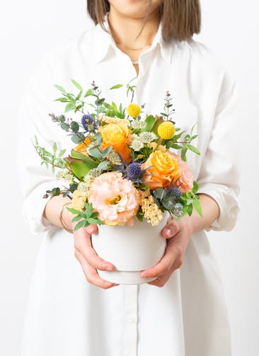 【母の日】バラの入った季節のアレンジメント オレンジ・ネイビー S