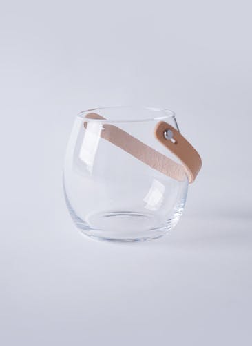 DESIGN WITH LIGHT (デザイン ウィズ ライト) ガラスポット H10cm レザーハンドル付き #HOLMEGAARD 4343516