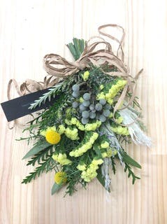 生花スワッグ スターチス イエロー S | スワッグならHitoHana(ひとはな)