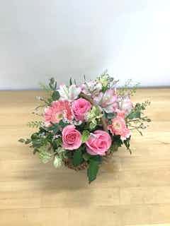 ピンクの造花 バスケットアレンジメント e19845fdd8d647049e2c2055f34c69