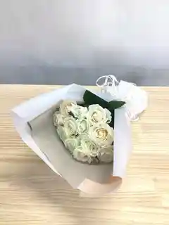 バラ 30本ブーケ ホワイト | 花束ならHitoHana(ひとはな)