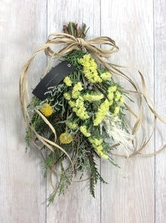 生花スワッグ スターチス イエロー S | スワッグならHitoHana(ひとはな)