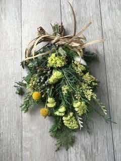 生花スワッグ スターチス イエロー S | スワッグならHitoHana(ひとはな)